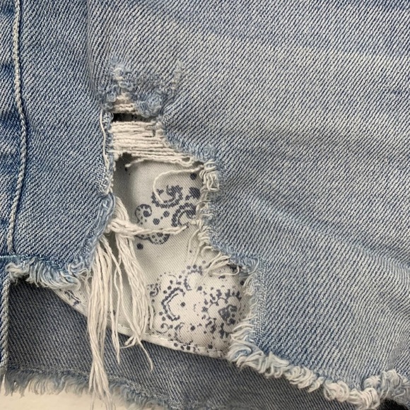 Hollister Jean High Rise Midi Shorts Size 28 Light Wash Distressed Stretch Denim - Picture 3 of 10